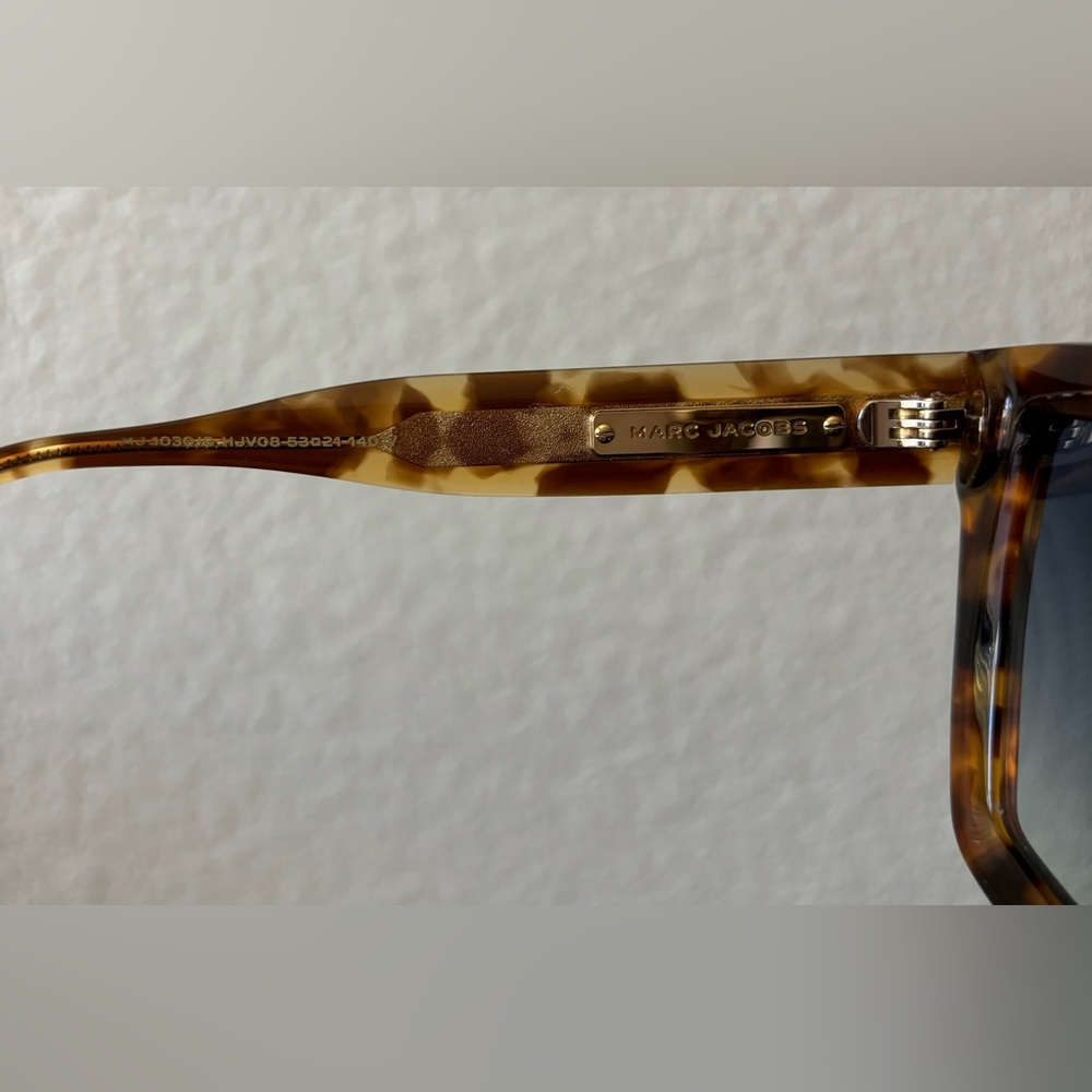SOLD*Marc Jacobs Tortoise Sunglasses 🤎✨ - Picture 6 of 7